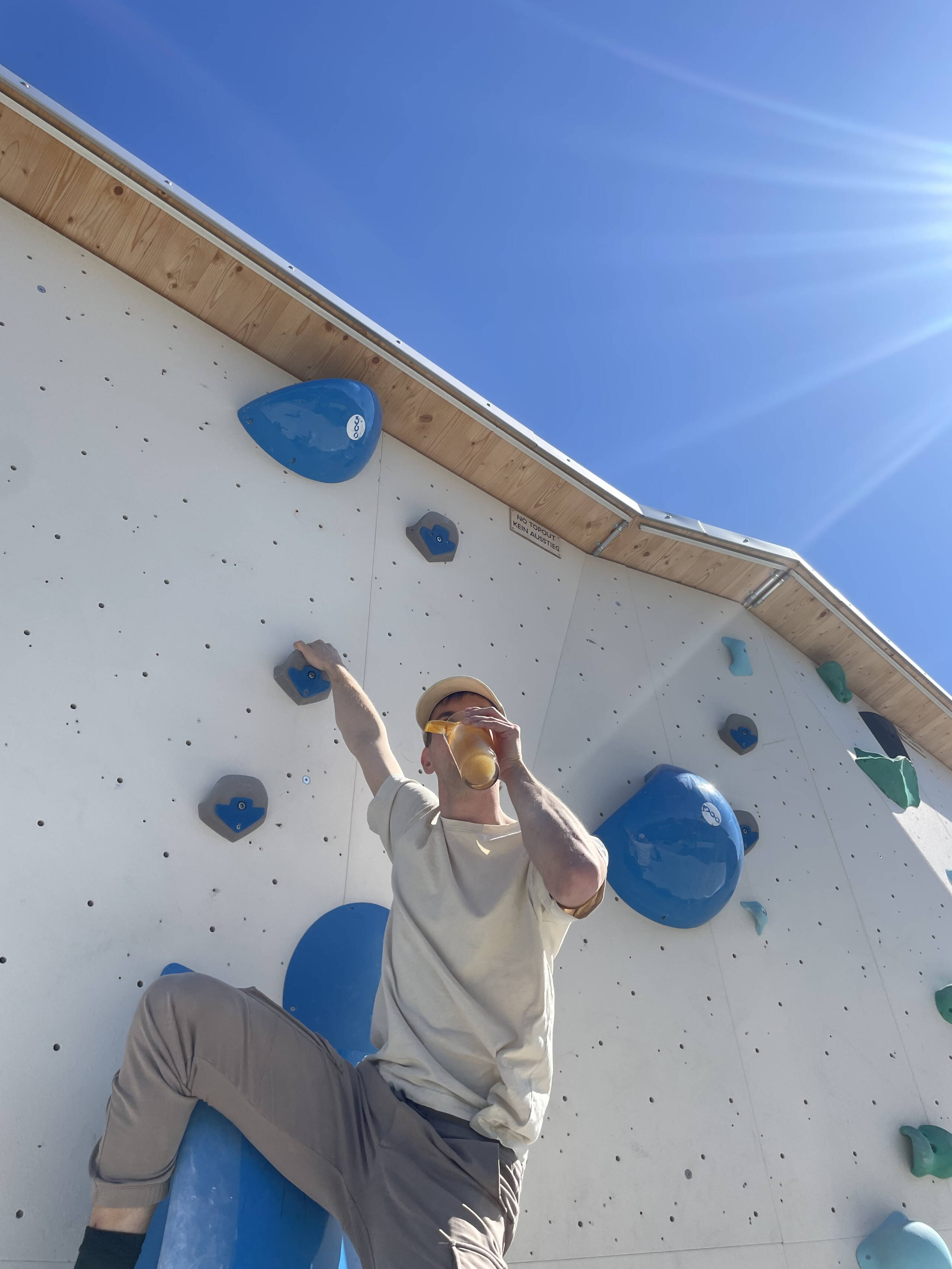 Hausgemachter Eistee O'BLOC Mitarbeiter trinkt Eistee an der Boulderwand